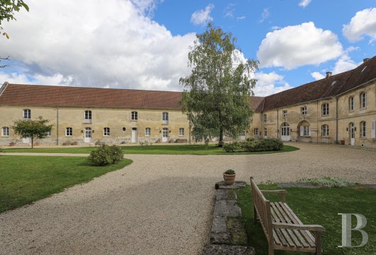 A large 18th century farmhouse and dovecote transformed into a hotel in the Oise, near Senlis - photo  n°3